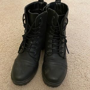 Universal threads combat boots - size 6.5